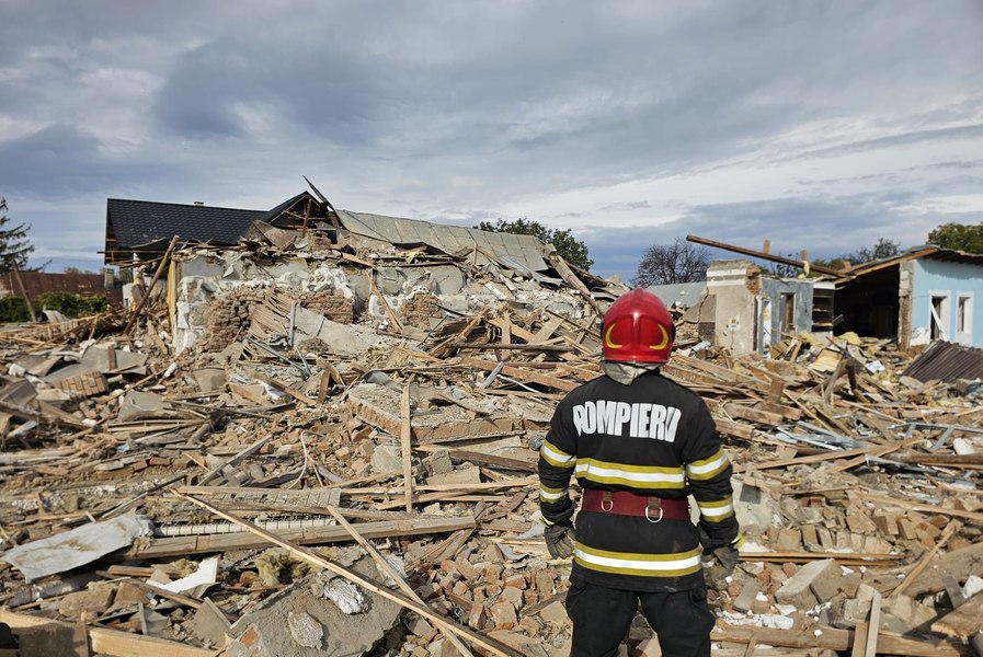 Explozie devastatoare în Vrancea: 3 imobile rase de pe fața pământului și alte 7 case afectate. Un bărbat este grav rănit