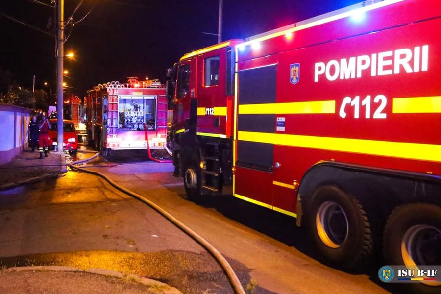 Explozie într-o locuință din Argeș. Două persoane au fost rănite în urma deflagrației