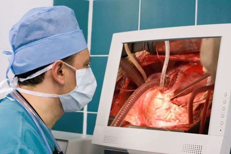 Fals medic descoperit în Bragadiru: tânărul ar fi efectuat acte medicale fără studii de specialitate. Sute de mii de lei, găsite la percheziții