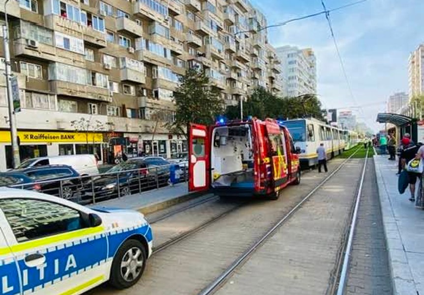 Femeie de 69 de ani, lovită de un tramvai în București. Victima a fost transportată la spital