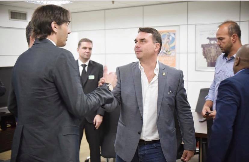 Flávio Bolsonaro și familia sa au aterizat în Miami / A fugit din Brazilia imediat după anunțarea rezultatului în alegerile prezidențiale / Este cercetat de evaziune fiscală, corupție și spălare de bani