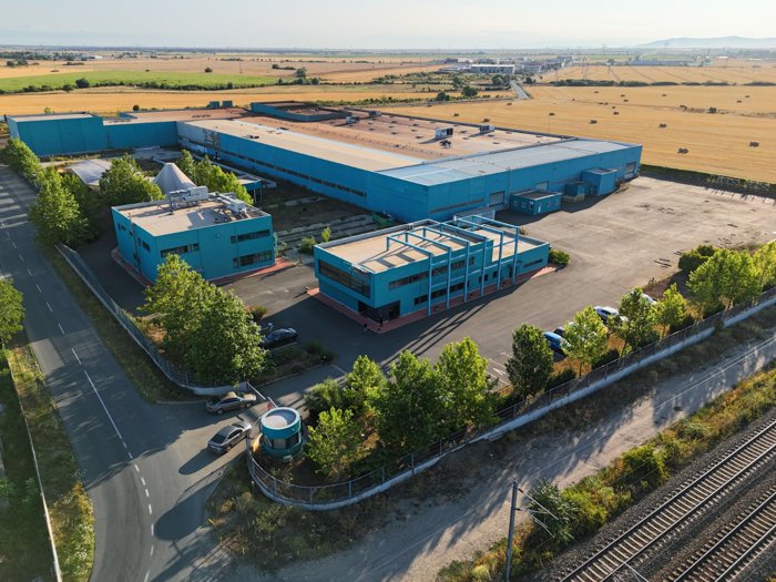 Fosta fabrică de confecţii metalice deţinută de compania P.A.B. România din Arad, în faliment din 2024, a fost cumpărată de o firmă românească pentru 4,5 milioane euro. Noul proprietar are în plan continuarea activităţii de producţie
