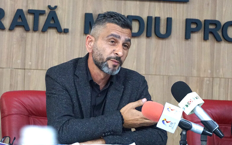 Fostul director al companiei de apă din Slatina, Marius Cătălin Ușurelu, condamnat un an de închisoare cu suspendare pentru cumpărare de cocaină de la Marina Pandarof / Ușurelu, fost președinte PSD Scornicești, a fost în centrul unui scandal după ce un tânăr a murit pe skijet lângă terenul său