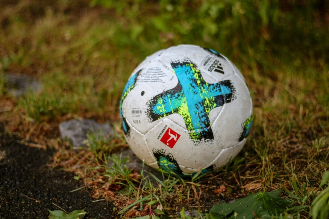 Fotbalist argentinian, în comă după 3 stopuri cardiace / Ambulanța de la stadion avea ușa blocată / Coechipierii l-au dus la spital cu o camionetă