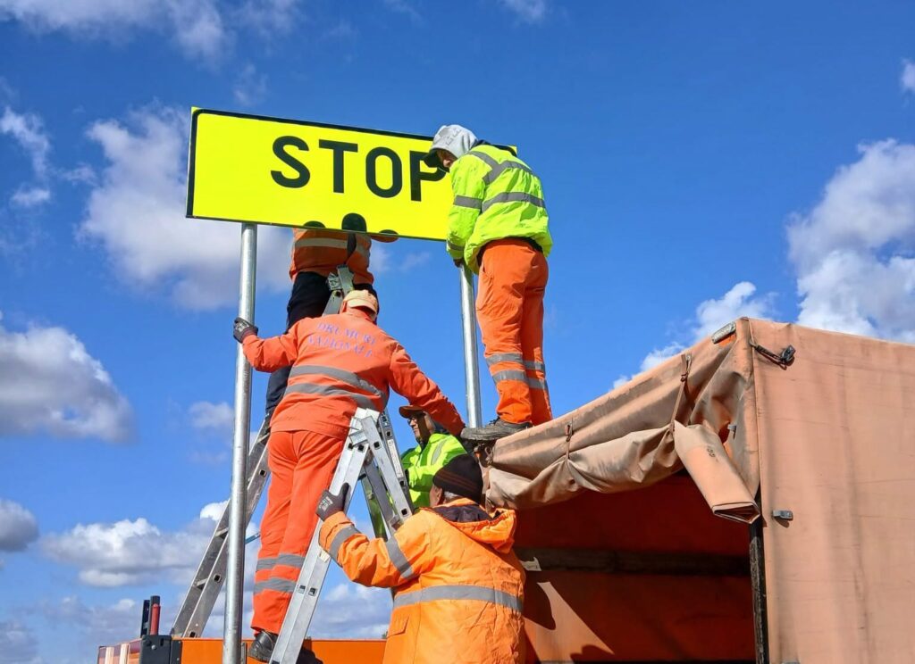 FOTO Drumarii instalează indicatoare suplimentare pentru a-i opri pe șoferii care intră pe sensul greșit pe autostradă / ”Atenția la manevrele de intrare și ieșire din nodurile rutiere sunt esențiale”