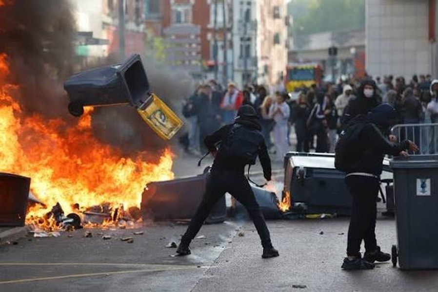 Franța fierbe: peste 5.000 de persoane arestate și sute de școli afectate. Marți, proteste uriașe