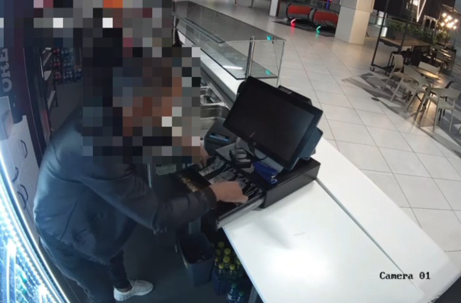 Furt în toiul nopții într-un mall din Craiova. Un bărbat, reținut după ce ar fi deschis mai multe case de marcat