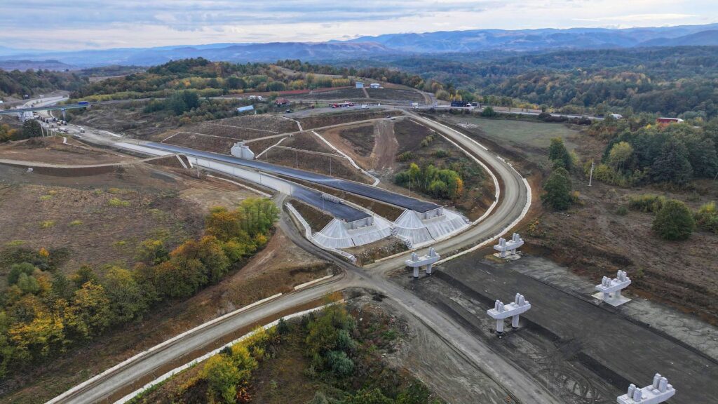 GALERIE FOTO Progres de 70% la ”ciotul” Margina – Holdea din autostrada Sibiu – Nădlac / Echipele accelerează montarea grinzilor și turnarea plăcilor de suprabetonare