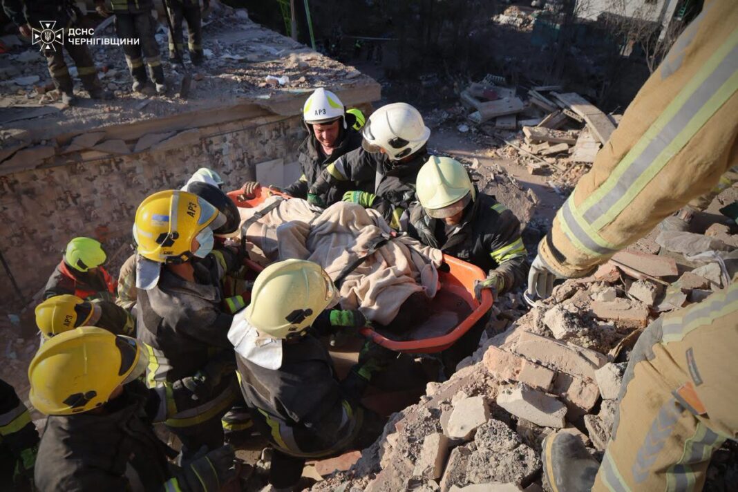 GALERIE FOTO | Volodimir Zelenski: 25 de oameni au fost uciși în acest atac masiv al Rusiei asupra Ucrainei. O sută de oameni au fost răniți. Acesta este genul de „cadou” pe care Putin și l-a făcut de ziua lui