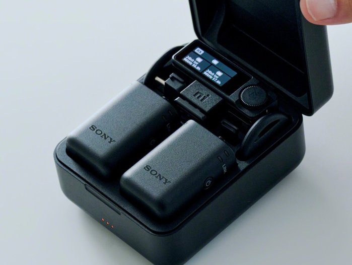 Gigantul Sony încearcă să-i convingă pe utilizatorii camerelor sale video să renunţe la produsele RØDE, DJI sau Hollyland şi să aleagă şi microfoanele din acelaşi ecosistem cu un nou kit, ECM-W5