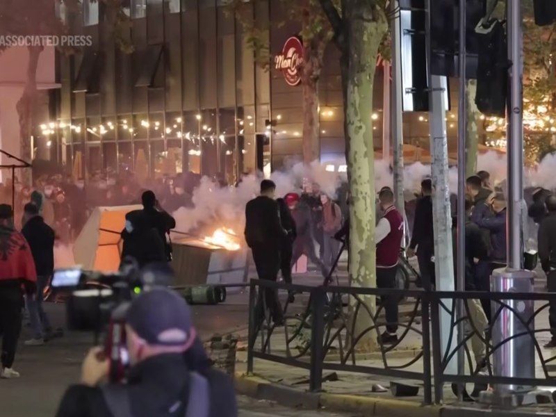 Haos pe străzile din Tirana, în urma protestelor studenților. O clădire guvernamentală, cuprinsă de flăcări