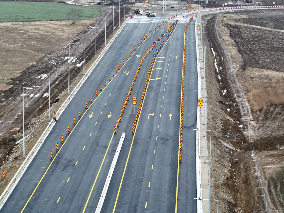 Horațiu Cosma (USR), fost secretar de stat în Ministerul Transporturilor, despre deschiderea circulației pe A0 Nord: Constructorii mai aveau câteva sute de metri de parapete de instalat pe corpul autostrăzii. Muncă de 2-3 zile. Pistol, la ordinul lui Grindeanu, le-a ordonat să o lase mai moale