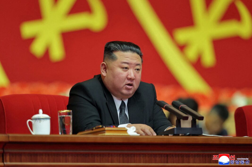Imagini cu o ambarcațiune de lux, dotată cu o piscină de 50 de metri și tobogane acvatice, în apropierea reședinței de vară a dictatorului nord-coreean Kim Jong Un (BBC)