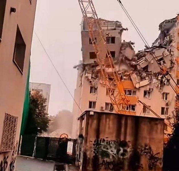 Imagini dramatice de la Rahova: Momentul în care etajele superioare ale blocului afectat de explozie se prăbușesc la demolare