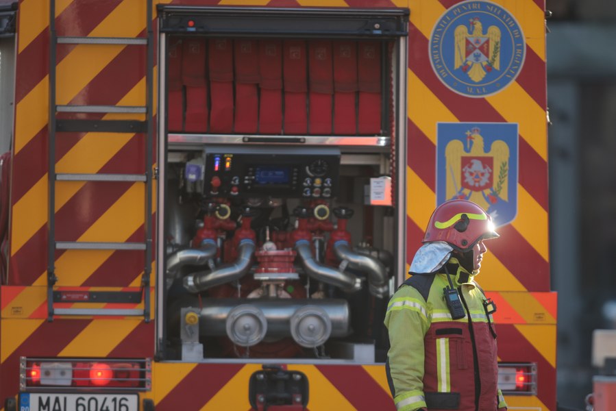 Incendiu într-un apartament din Arad. Un bărbat a fost găsit în locuință, posibil intoxicat cu fum