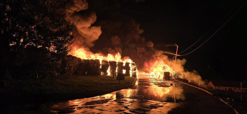 Incendiu violent la o staţie de sortare-reciclare deşeuri lângă Sibiu. A fost emis mesaj RO-Alert