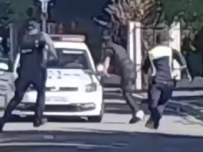 Incident șocant în Sectorul 6. Un bărbat a furat bunuri din curtea unei case și a amenințat polițiștii cu un cuțit