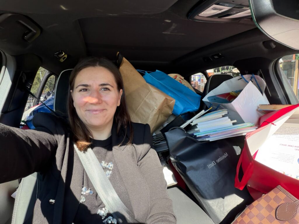 INTERVIU | Irina Lazăr și povestea proiectului „Perfuzie cu Povești”, care stă alături de micii pacienți: „Îmi doresc ca alte mame să nu simtă golul pe care l-am simțit eu”