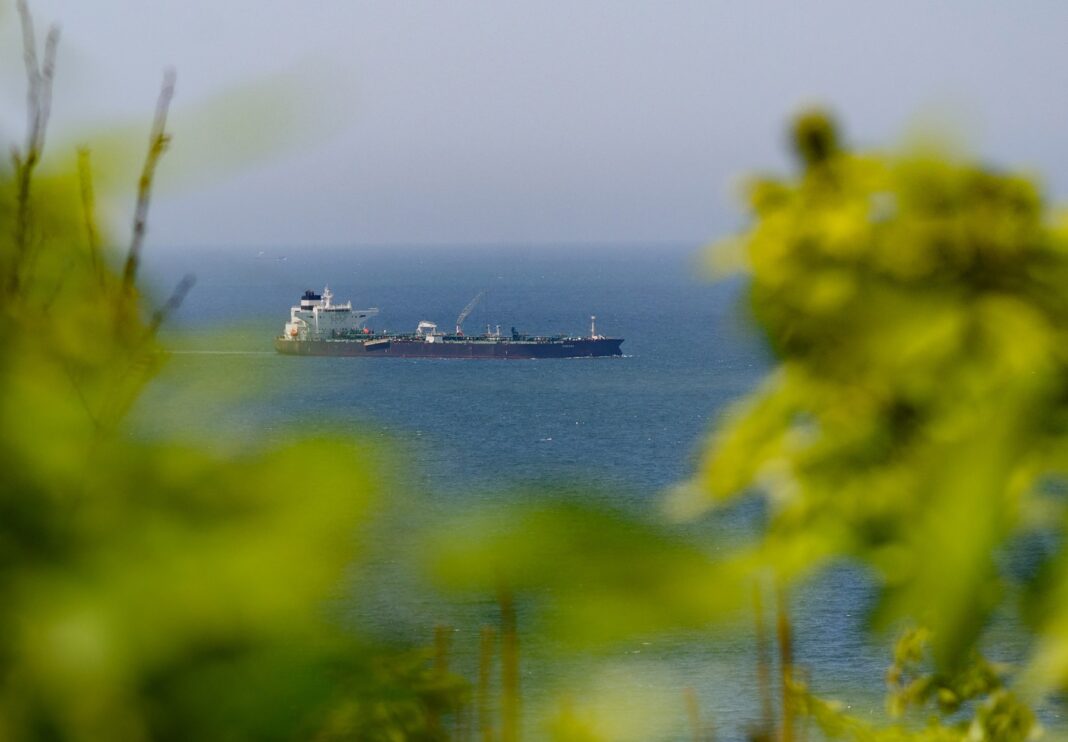 Iranul anunță că un petrolier a lovit o mină și a luat foc în strâmtoarea Ormuz