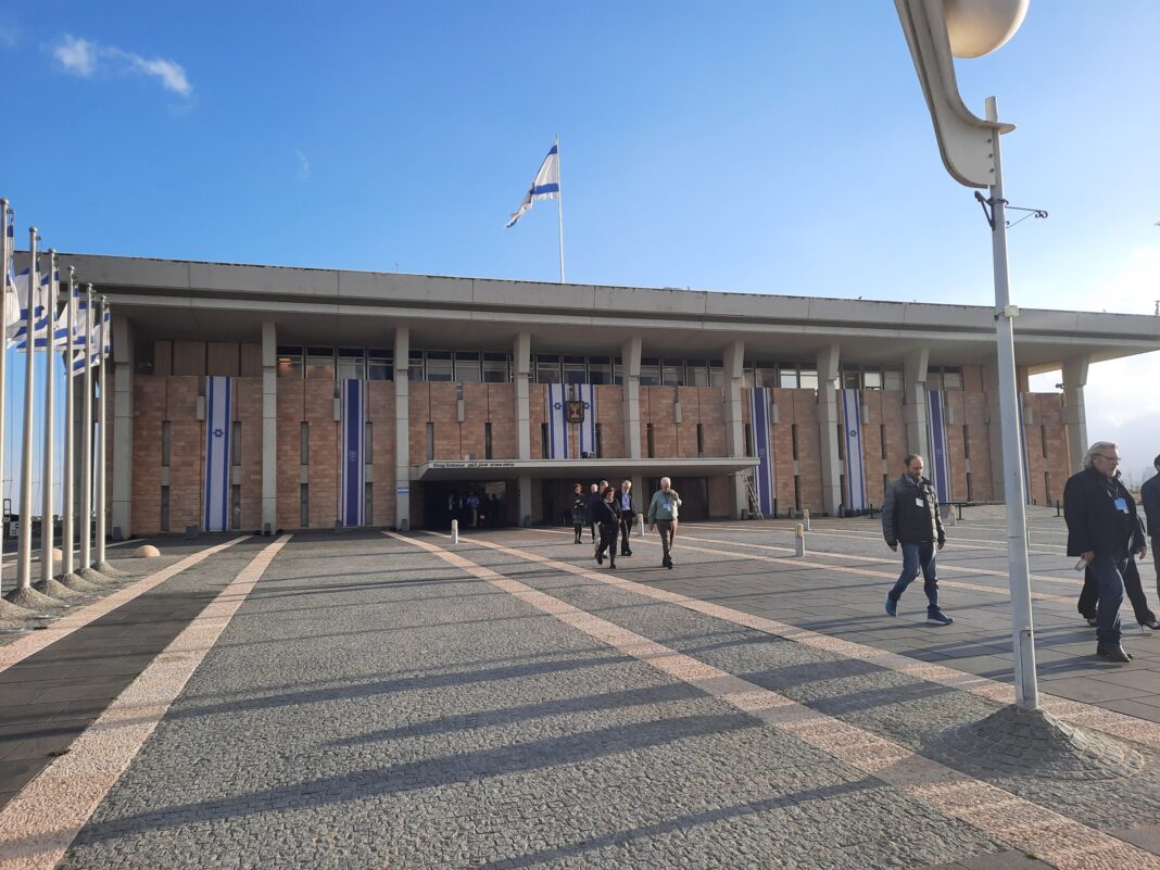 Israelienii votează în alegeri legislative cu rezultat incert care ar putea face foarte dificilă formarea unui guvern stabil
