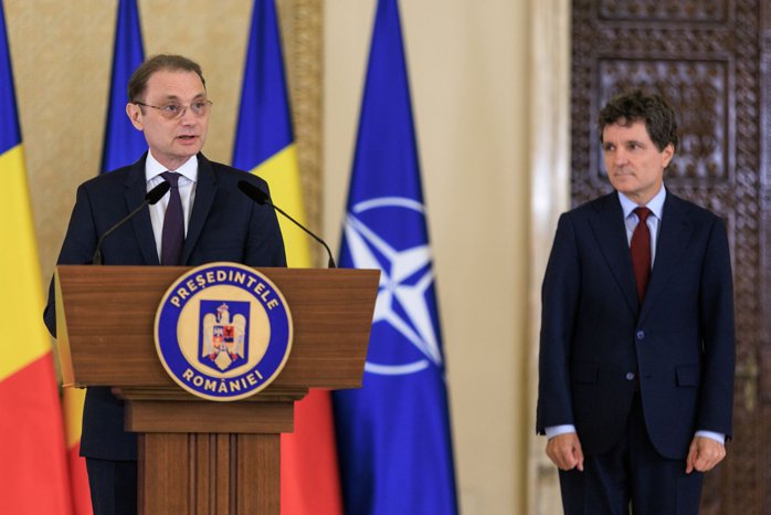 Iulian Anghel, ZF: Vrea preşedintele Dan să se joace? În regulă. Dar cu cine, când în teren nu e nimeni? Mai poate România merge înainte fără alegeri anticipate?