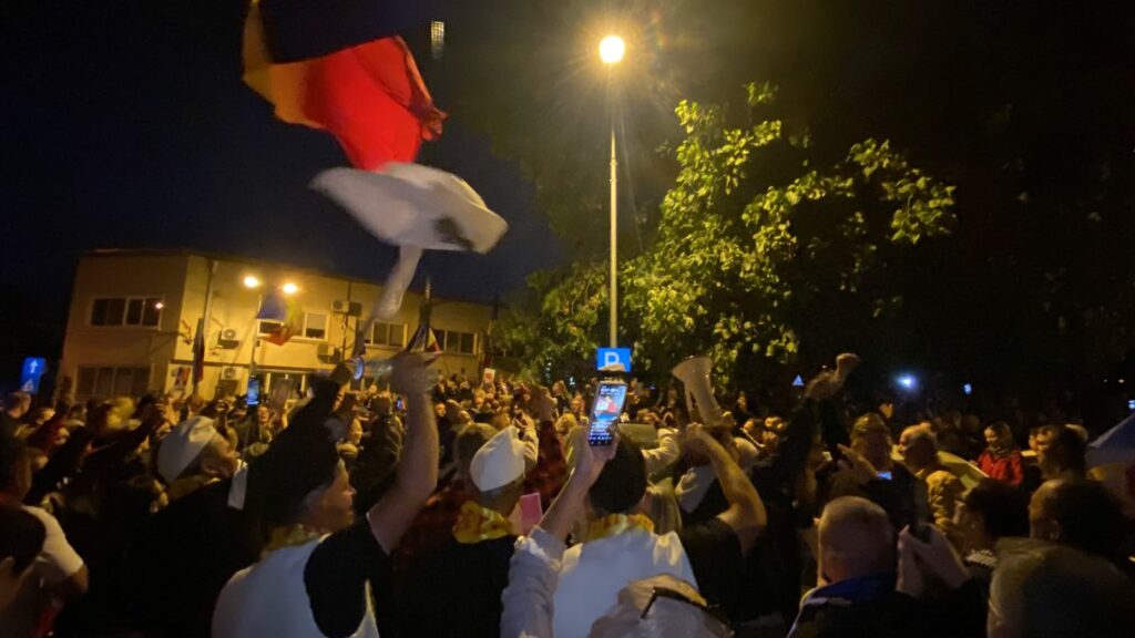 Jandarmii au aplicat 124 de sancțiuni contravenționale, fiind formulate și cinci plângeri penale pentru amenințare, distrugere și ultraj pentru incidentele de la manifestațiile neautorizate din fața Arestului Central și a sediului DIICOT