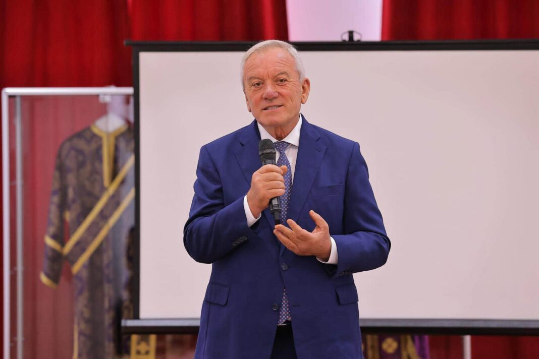 Liderii PSD Buzău își atacă primarul de municipiu, pe Constantin Toma, după ce acesta s-a poziționat în afara deciziilor de partid, afirmând că Guvernul lui Siegfried Mureșan trebuia votat / Toma a mai spus că e ținut prizonier în PSD