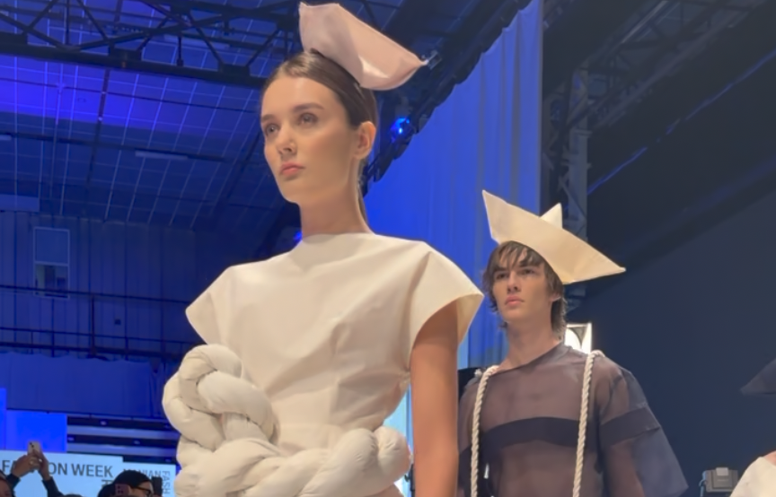 Lorena Ion aduce geometria și influențele maritime pe podiumul Romanian Creative Week 