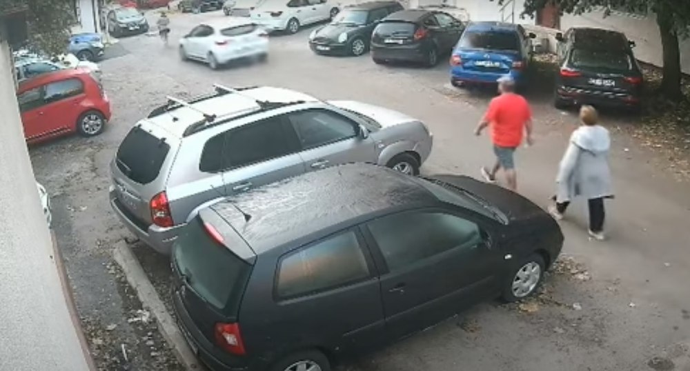 Lovit intenționat cu mașina: poate victima primi despăgubiri prin RCA?