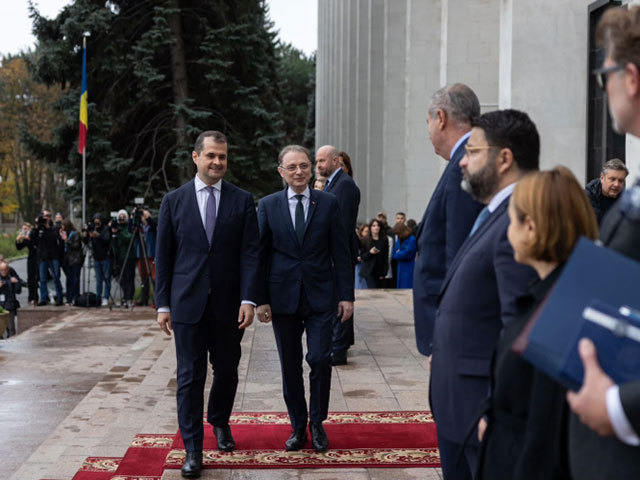 Luca Niculescu continuă tradiţia: este al treilea premier consecutiv care alege Chişinăul drept destinaţie pentru prima sa vizită externă. Moldova cere mai multe investiţii româneşti şi speră ca gazele din Neptun Deep să-i întărească securitatea energetică