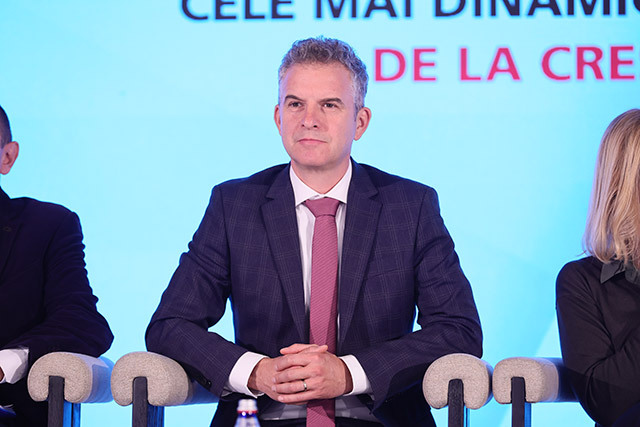 Marius Bîcu, fondator Ferma cu Omenie: „Începem anul viitor demersurile pentru o nouă fabrică, pentru care ni s-a aprobat un proiect pe fonduri europene şi o finanţare bancară“. Ferma cu Omenie îşi desfăşoară activitatea de producţie în satul Unirea din judeţul Alba şi exportă către 14 ţări, generând astfel jumătate din vânzări