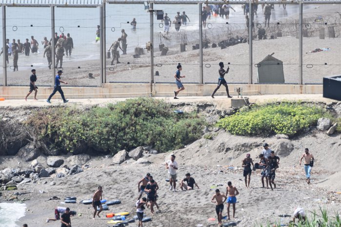 Migranţii din Ceuta, evacuaţi de pe plajă, înaintea vizitei regelui şi reginei Spaniei