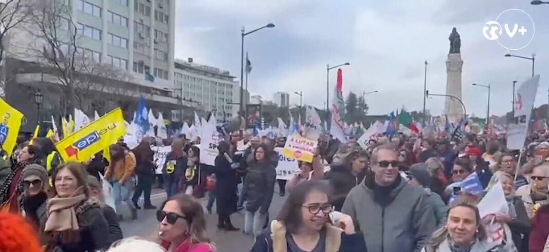 Mii de manifestanţi pentru dreptul la locuire au revenit sâmbătă într-una dintre pieţele principale din Lisabona / Cer renunţarea la un proiect de lege privind chiriile