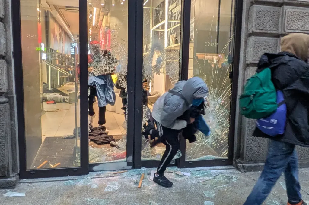 Milano, portretul robot al celor care provoacă dezordini / Vestea se răspândește pe TikTok, iar haosul devine cadrul perfect pentru selfie-uri / Mulți dintre ei se află pentru prima dată în piață / „Sparge, ia, fugi”