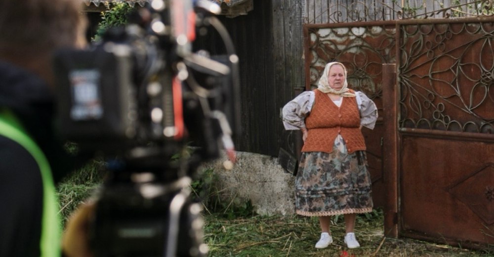 Mircea Bravo, dezvăluiri din culisele filmului „Băiat de milioane”. Cum a ajuns echipa să filmeze chiar în curtea Bunicii din Chinteni