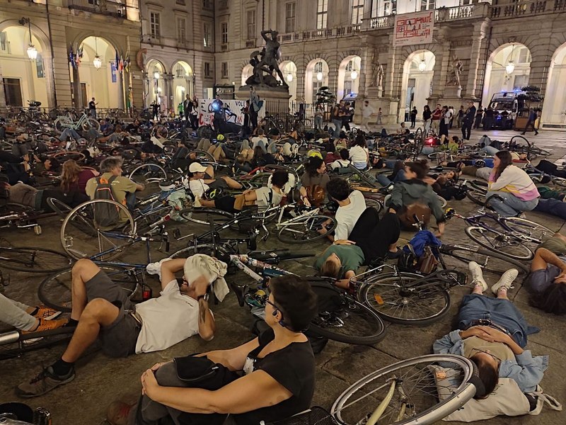 Moartea unui copil de 7 ani a scos bicicliștii în stradă, la Torino. „Barieră umană” în fiecare dimineață, pe strada unde băieţelul a fost lovit de o maşină