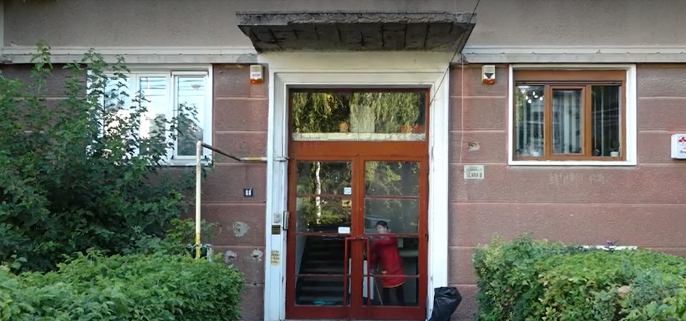 Moment de groază în Piatra Neamț: Mamă și fiu, loviți în cap de bucăți de tencuială desprinse din blocul în care voiau să intre