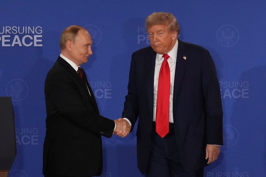 Motorina rusească nu va ieftini prea mult carburanții în SUA. Cât valorează, de fapt, acordul anunțat de Trump
