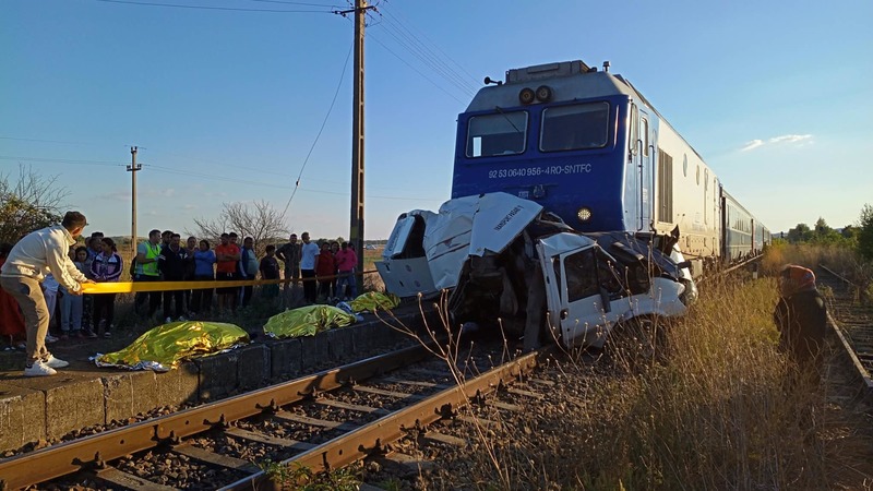 NEWS.ro: Accident cu patru morţi în Galaţi - O femeie de 26 de ani era la volanul autoutilitarei care a fost lovită de tren / Ar fi obţinut permisul cu doar o zi în urmă