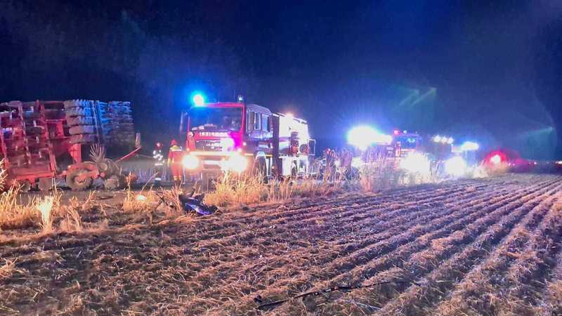 NEWS.ro: Accident între o maşină şi un tractor, la limita dintre judeţele Giurgiu şi Teleorman – Un bărbat a murit şi doi au fost răniţi / Şoferul tractorului nu a avut nevoie de transport la spital - FOTO