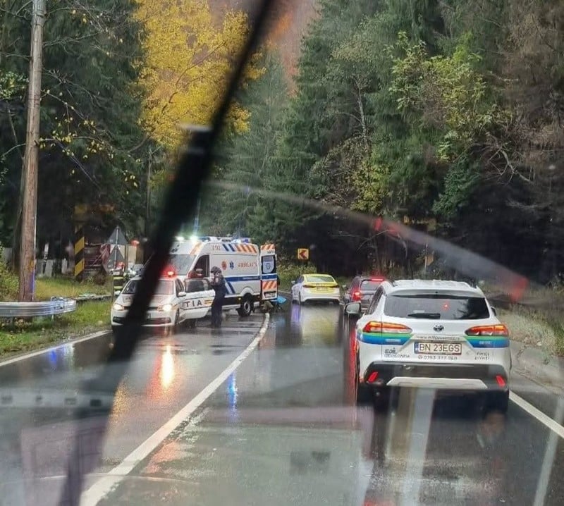 NEWS.ro: Accident rutier pe Valea Prahovei. Două persoane sunt rănite, după ce un autoturism a intrat pe contrasens - FOTO