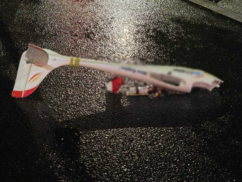 NEWS.ro: Alertă în Cluj-Napoca, după ce pe o stradă a fost observat un dispozitiv mic, cu forma unui avion. Autorităţile anunţă că nu este dronă