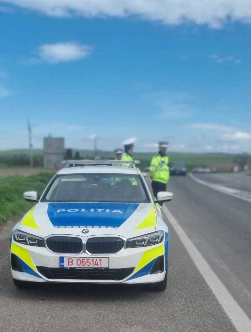 NEWS.ro: Argeş: Trei persoane, transportate la spital după un accident în care au fost implicate două autoturisme şi o autoutilitară, la Ţiţeşti/ Traficul pe DN 73, blocat