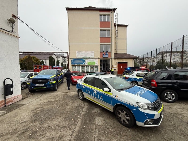 NEWS.ro: Atac cu cuţitul la o şcoală din Bistriţa – Profesoara atacată este stabilă, cu evoluţie favorabilă după operaţie / Se caută persoana care a distribuit imaginile cu atacul din unitatea de învăţământ