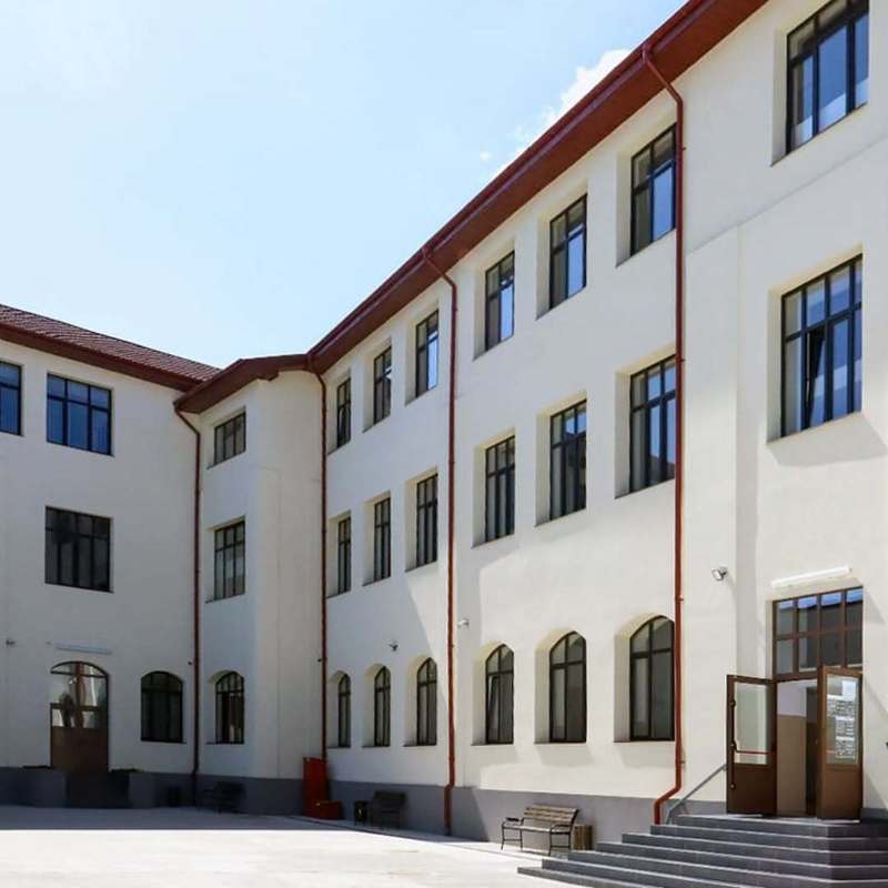 NEWS.ro: Atac cu maceta la un liceu din Piteşti. Prima ipoteză, divergenţe între agresor şi victime/ Băieţii atacaţi ar fi făcut glume nepotrivite la adresa colegului lor/ În liceu, cursurile au fost reluate, cu excepţia clasei elevilor implicaţi