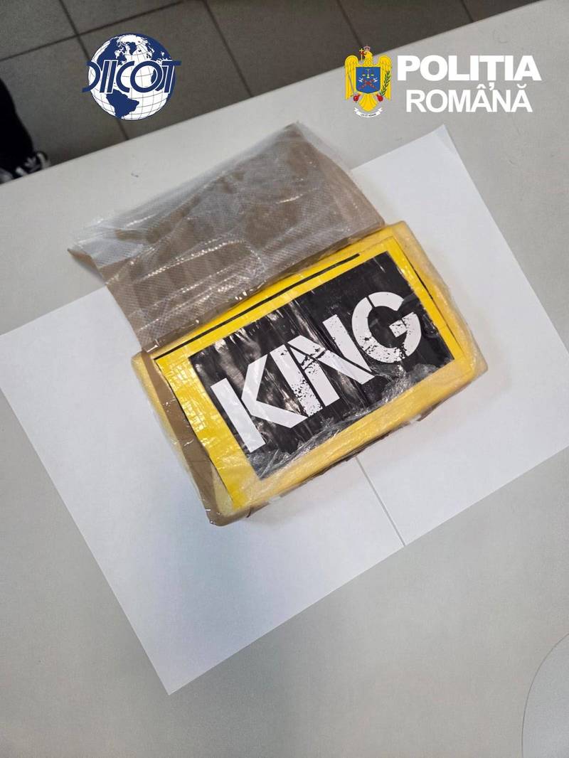 NEWS.ro: Bărbat arestat pentru trafic de droguri, după ce a fost prins cu un kilogram de cocaină în maşină / Vehiculul a fost oprit pe  Autostrada A1, iar drogurile erau ascunse într-un compartiment special
