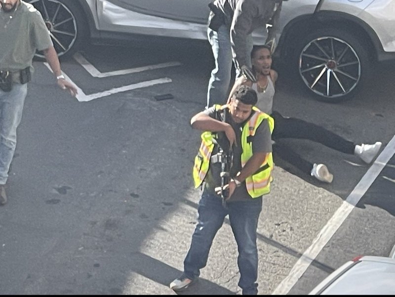 NEWS.ro: Bărbat împuşcat de agenţii ICE în timpul unei operaţiuni în New York City / În maşină se afla un copil de 5 ani / Newyorkezii sunt revoltaţi