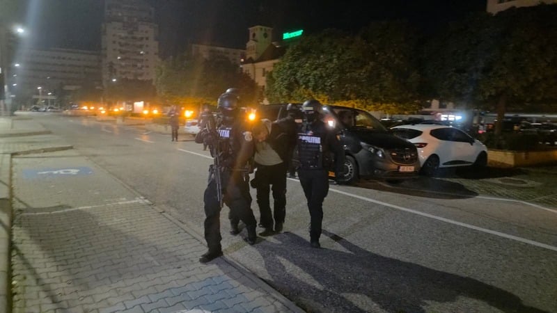 NEWS.ro: Bărbatul din Alba Iulia care sâmbătă seară a intrat în sediul Poliţiei având asupra lui ceva ce părea o mitralieră şi o grenadă, arestat preventiv pentru ultraj şi portul sau folosirea fără drept de obiecte periculoase