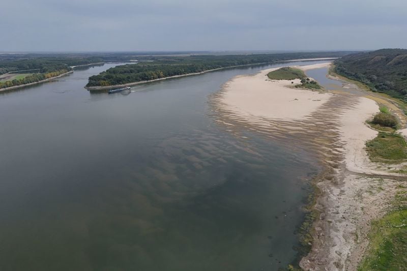 NEWS.ro: Barjele scufundate în Dunăre şi alte lucrări hidrotehnice executate la Cernavoda au avut „eficienţă redusă”, arată Raportul Comitetului interministerial Bala. Costurile totale sunt ar putea ajunge la peste 33 de milioane de lei