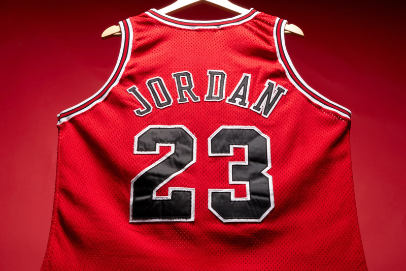 NEWS.ro: Baschet – NBA: Un tricou de joc al lui Michael Jordan a fost vândut cu 14 milioane de dolari